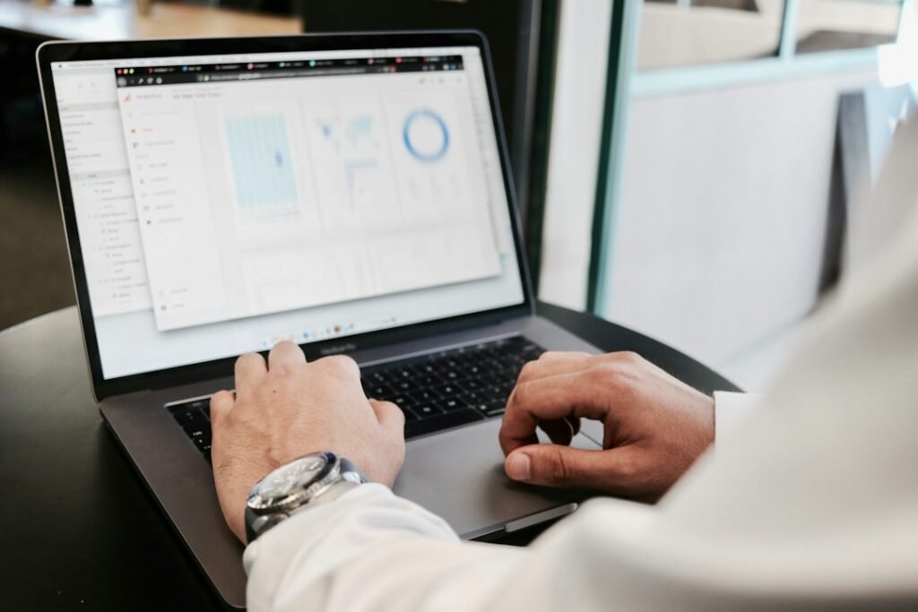 Mesa de trabalho com notebook para revisar resultados de pesquisa e responder parecer de artigo